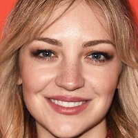 Abby Elliott Nahé