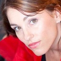 Amy Jo Johnson Nahé