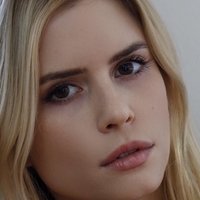 Carlson Young Nahé