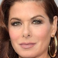 Debra Messing Nahé