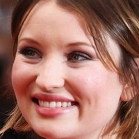 Emily Browning Nahé
