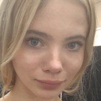 Freya Allan Nahé