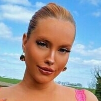 mollybrealof Nahé