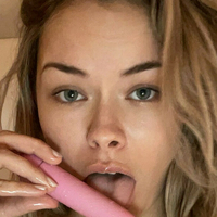 Sophie Strokes Nahé